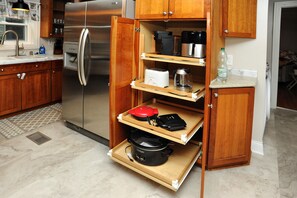 Fridge, microwave, oven, stovetop - Cozy home for a family to enjoy - only 7 miles away from Indiana Dunes park. (Valparaiso)