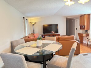 Dining - Cozy home for a family to enjoy - only 7 miles away from Indiana Dunes park. (Valparaiso)