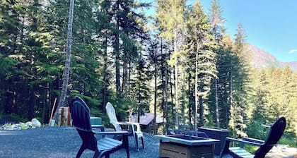 Pepper Tree Cottage - Breakfast Included