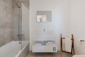 Bathtub, hair dryer, towels - Funchal, with pool - Uptown 13 apartment (Funchal)