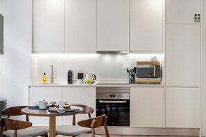 Fridge, microwave, oven, stovetop - City break in Funchal - Queimada Lodges 1A (Funchal)