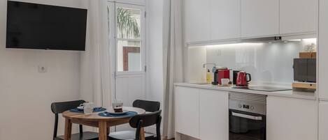 Réfrigérateur, micro-ondes, four, plaque de cuisson