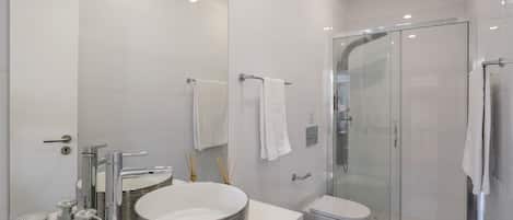Shower, hair dryer, towels