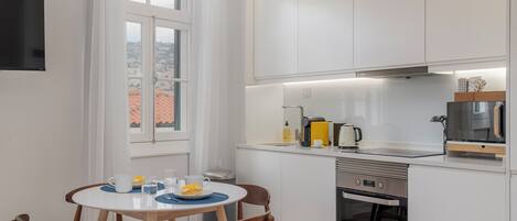 Réfrigérateur, micro-ondes, four, plaque de cuisson