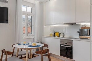 Kylskåp, mikrovågsugn, ugn och spishäll