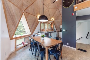 Dining - A unique lakefront getaway on Lake Camelot near Sand Valley Resort (Nekoosa)