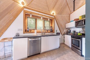 Fridge, microwave, oven, stovetop - A unique lakefront getaway on Lake Camelot near Sand Valley Resort (Nekoosa)