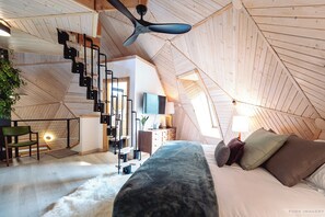 3 bedrooms, iron/ironing board, free WiFi, bed sheets - A unique lakefront getaway on Lake Camelot near Sand Valley Resort (Nekoosa)