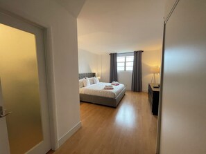 1 habitación, tabla de planchar con plancha, cuna de viaje y wifi 