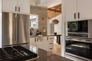 冷蔵庫、電子レンジ、オーブン、コンロ