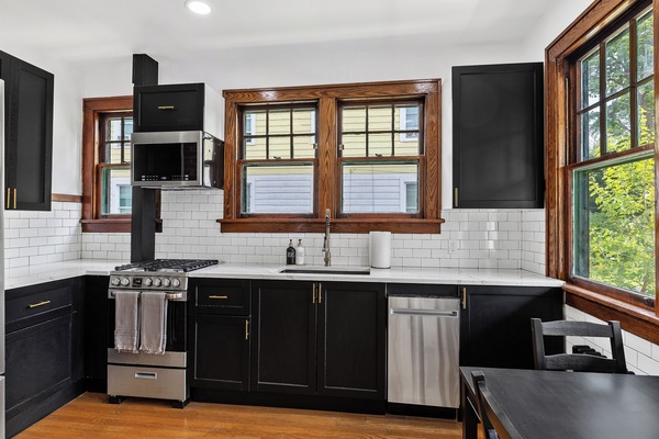 Een koelkast, een magnetron, een oven, een kookplaat