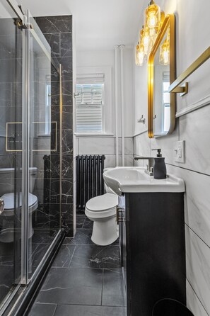 Shower, hair dryer, towels, soap - Newly Renovated Gem in Melrose  - Pet Friendly (Albany)