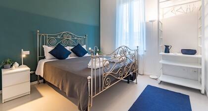 Wonderful villa, divided over two floors, with garden. Independent entrance.Basement with laundry area.It comfortably accommodates 6 guests in 100 m2 of space with three bedrooms and two bathrooms.LIVING AREA: living room with double sofa bed, 32 TV, si