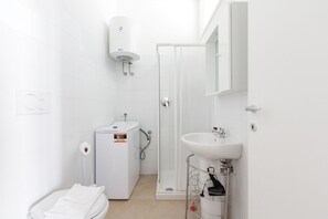 Shower, bidet - GuestHost - Small Studio of 25 sqm, ideal for 2 people, located on the first floor of a building WITHOUT elevator.The property is located just 8 minutes by car from Niguarda hospital and 8 minutes walk from the DERGANO stop of M3 (Yellow line) and 12 min (Milano)