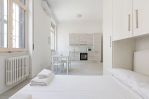 WiFi - GuestHost - Small Studio of 25 sqm, ideal for 2 people, located on the first floor of a building WITHOUT elevator.The property is located just 8 minutes by car from Niguarda hospital and 8 minutes walk from the DERGANO stop of M3 (Yellow line) and 12 min (Milano)