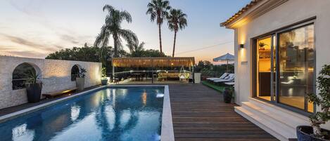 Outdoor pool, a heated pool