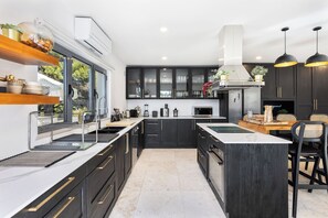 Réfrigérateur, four à micro-ondes, un four, surface de cuisson