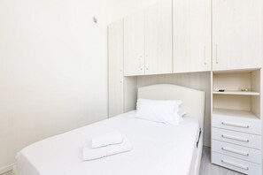 1 bedroom, WiFi - GuestHost - Small Studio of 15 sqm, ideal for 1 person, located on the first floor of a building WITHOUT elevator.The property is located just 8 minutes by car from Niguarda hospital and 8 minutes walk from the DERGANO stop of M3 (Yellow line) and 12 min (Milan)