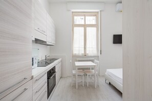 Private kitchen - GuestHost - Small Studio of 15 sqm, ideal for 1 person, located on the first floor of a building WITHOUT elevator.The property is located just 8 minutes by car from Niguarda hospital and 8 minutes walk from the DERGANO stop of M3 (Yellow line) and 12 min (Milan)