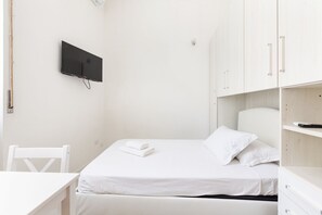 WiFi - GuestHost - Small Studio of 15 sqm, ideal for 1 person, located on the first floor of a building WITHOUT elevator.The property is located just 8 minutes by car from Niguarda hospital and 8 minutes walk from the DERGANO stop of M3 (Yellow line) and 12 min (Milan)