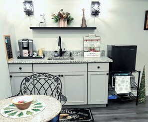 Réfrigérateur, four à micro-ondes, cafetière-théière, grille-pain