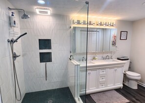 Douche, sèche-cheveux, serviettes fournies, savon