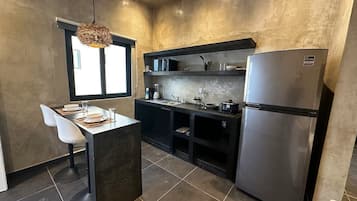 Studio Suite Deluks | Dapur pribadi | Lemari es kecil, microwave, kompor, dan peralatan masak/sendok-piring