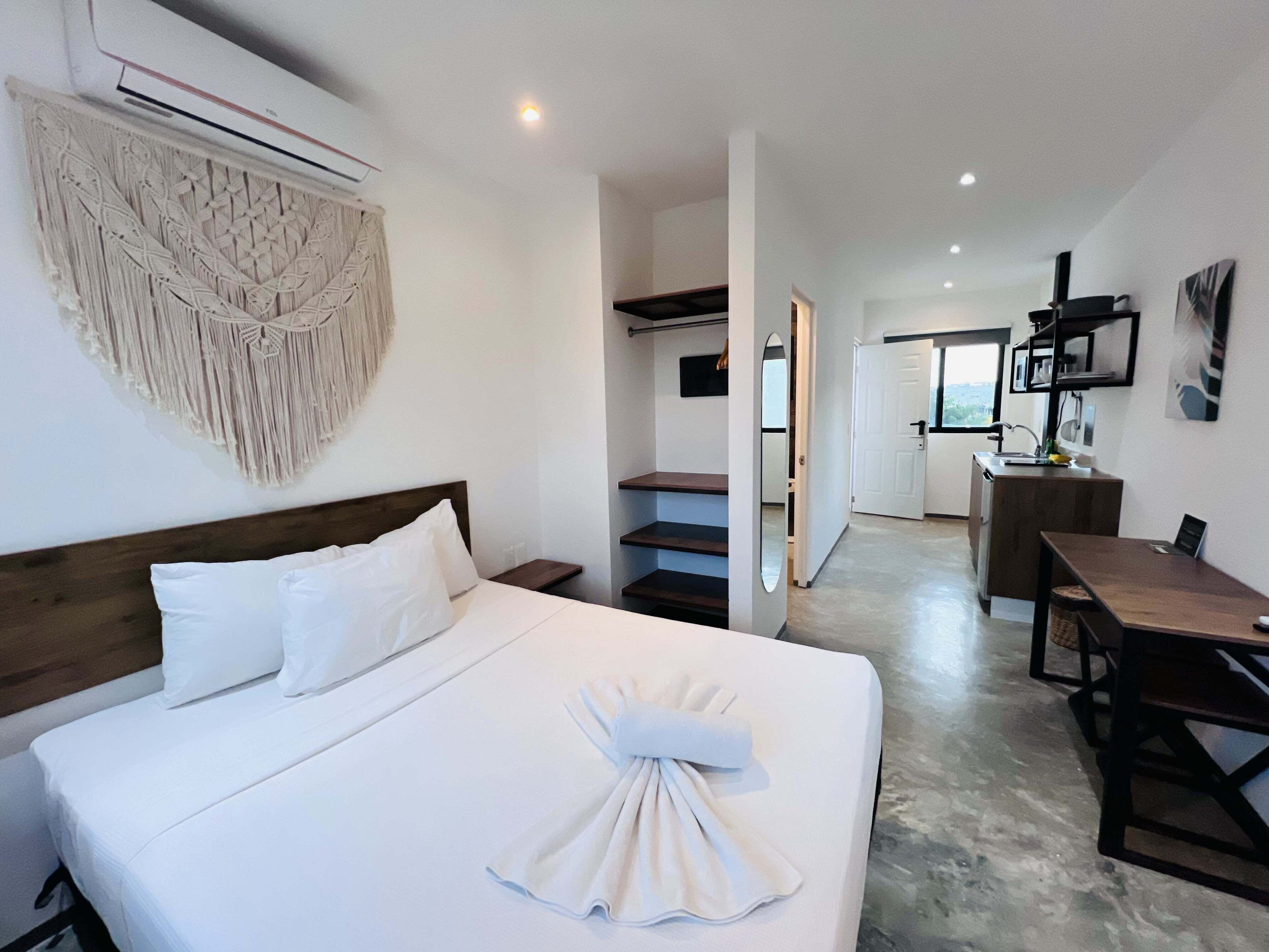 خزنة داخل الغرفة وملاءات أسرّة