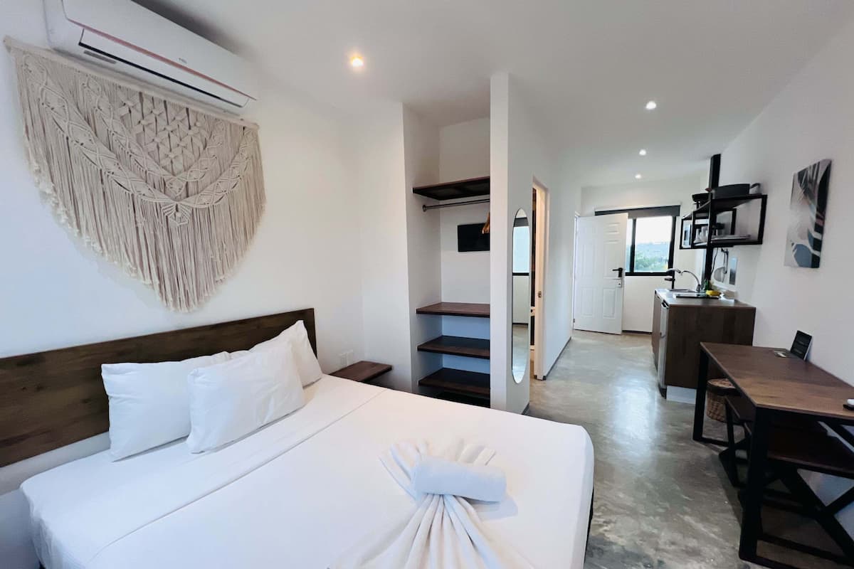 Deluxe Room | In-room safe, bed sheets