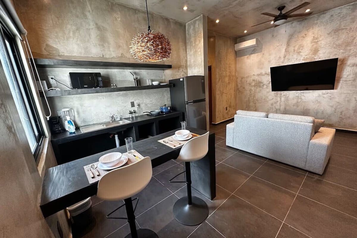 Deluxe Studio Suite | Private kitchen | Fridge, microwave, stovetop, cookware/dishes/utensils