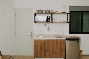 City-Zimmer | Eigene Kochnische | Kühlschrank, Mikrowelle, Herdplatte, Kochgeschirr/Geschirr/Besteck