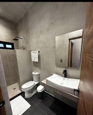 Studio Suite Deluks | Kamar mandi | Shower, handuk, sabun, dan sampo