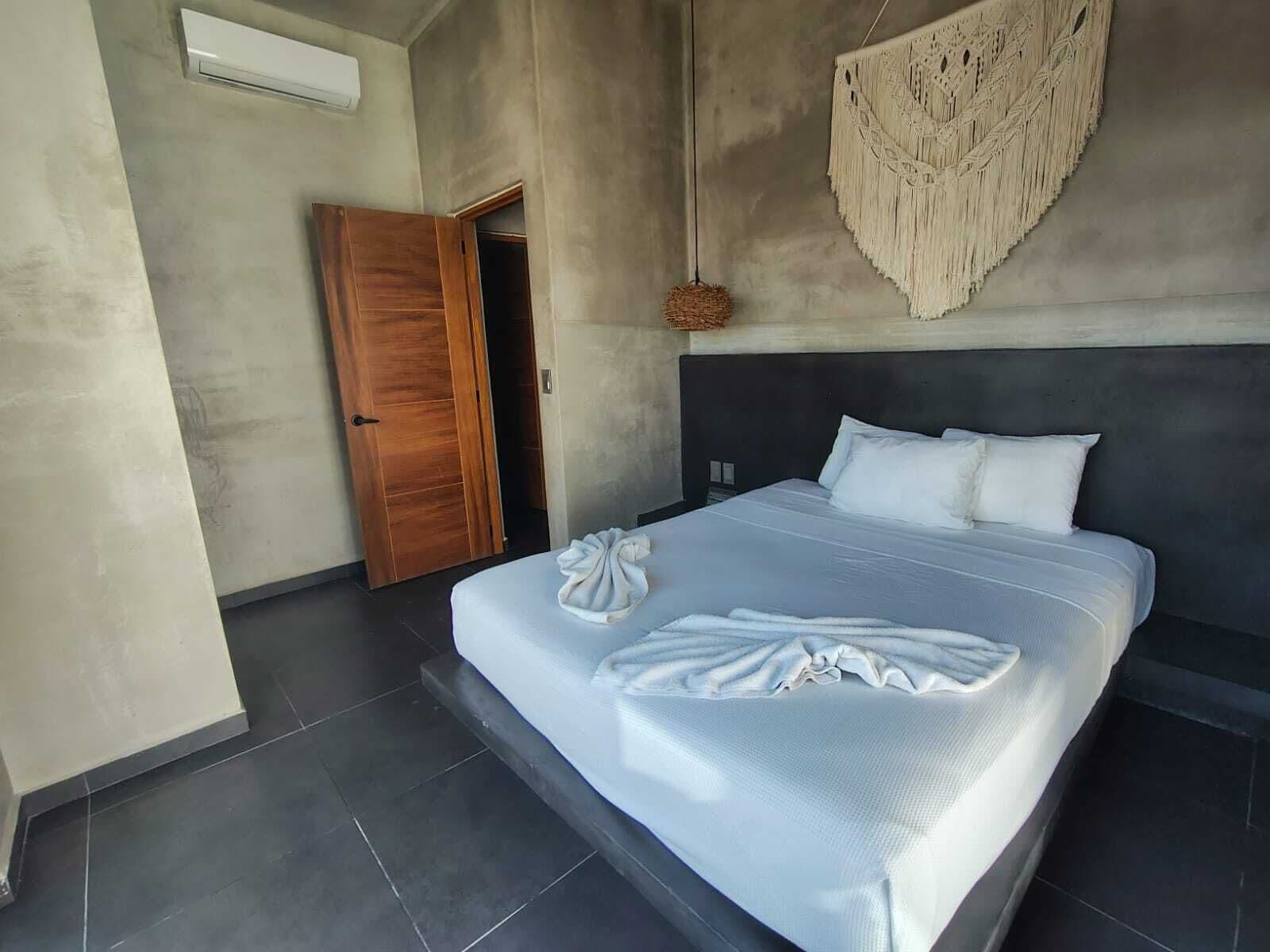 Deluxe Studio Suite | In-room safe, desk, bed sheets