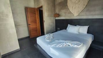 Deluxe Studio Suite | In-room safe, desk, bed sheets