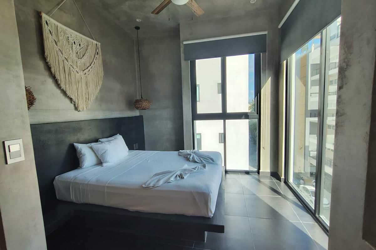 Deluxe Studio Suite | In-room safe, desk, bed sheets