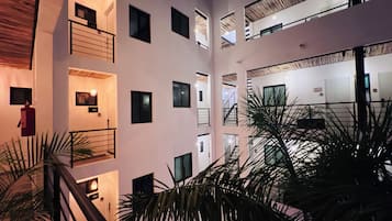 Voorkant accommodatie - avond/nacht