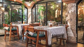 3 restaurantes; se sirven desayunos, comidas, cenas y brunch