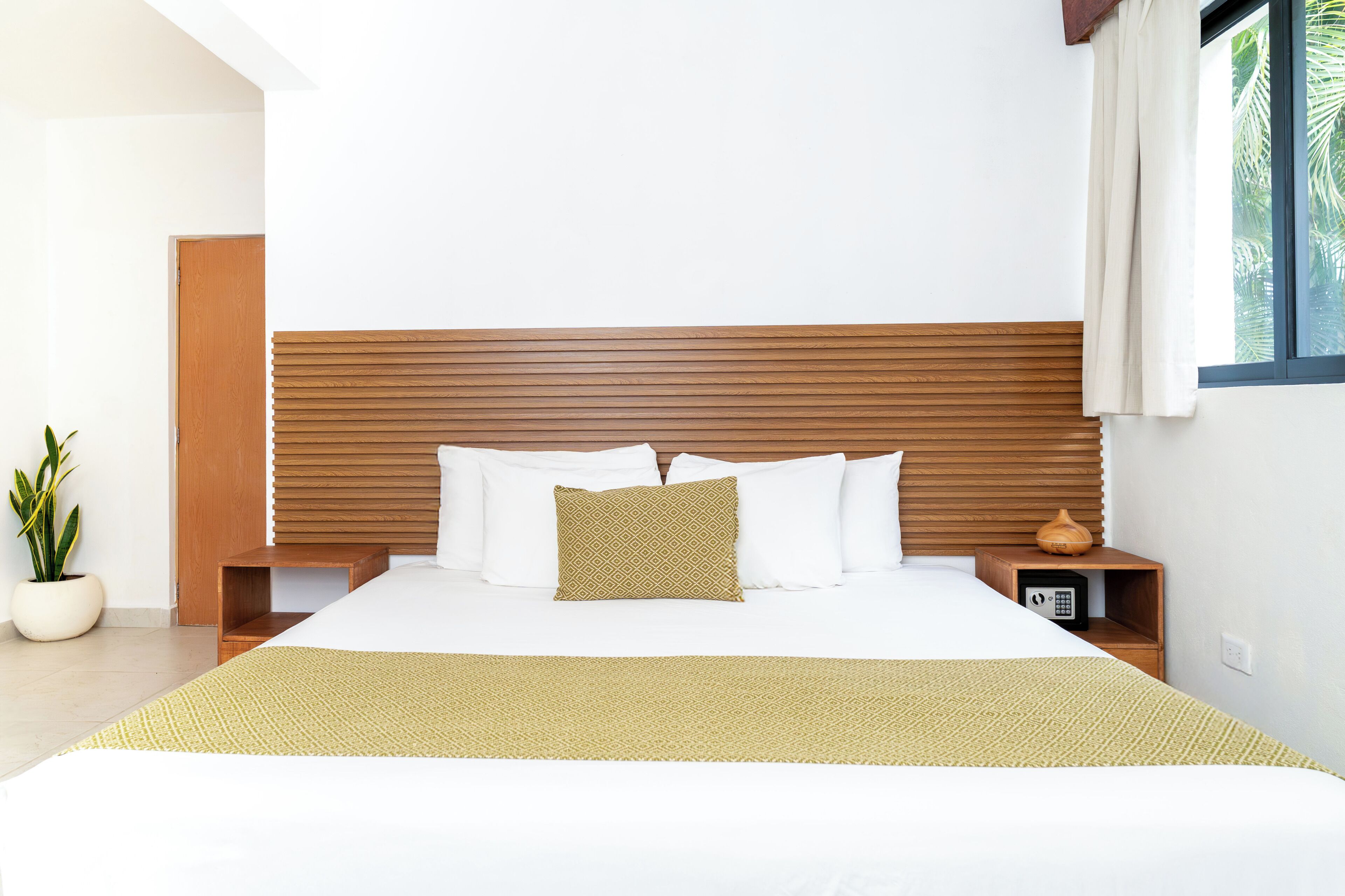 Deluxe Double Room | Minibar, desk, individually decorated, bed sheets