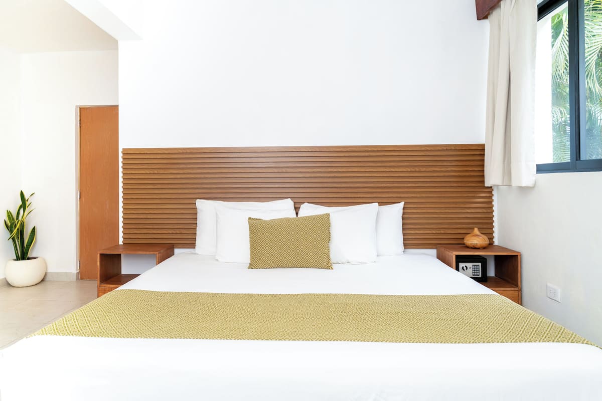 Deluxe Double Room | Minibar, desk, individually decorated, bed sheets