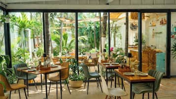 3 restaurantes, se sirven desayunos, comidas, cenas y mariscos