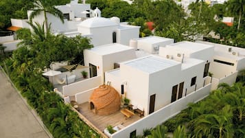 Área de tratamiento exterior y masajes con piedras calientes