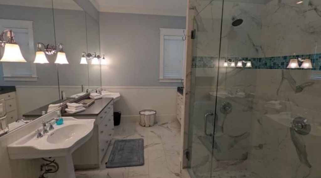 Spacious 4 bedroom home 0.7 miles to the beach!
