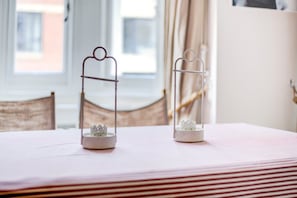 Two candle holders on a table with a striped tablecloth. - GuestReady - Comfortable 2bed in South Kensington (London)