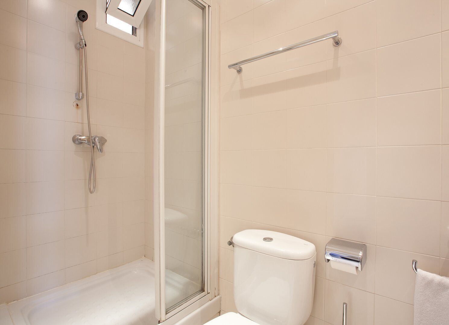 Een douche, een haardroger, handdoeken, zeep