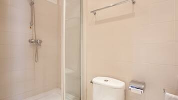 Een douche, een haardroger, handdoeken, zeep