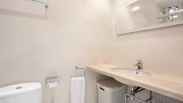 Douche, sèche-cheveux, serviettes fournies, savon