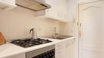 Een koelkast, een microgolfoven, een oven