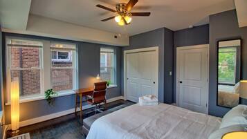 3 habitaciones, escritorio, tabla de planchar con plancha y wifi