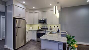 Frigorífic, microones, forn i placa de cuina