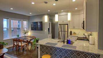 Frigorífic, microones, forn i placa de cuina